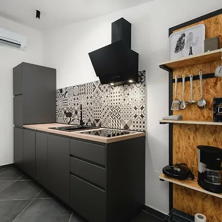 Urban Black Porec